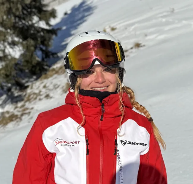 Person in Skiausrüstung auf schneebedecktem Hang