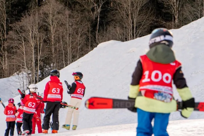 Skischüler in Kirchberg, einige tragen rote Westen