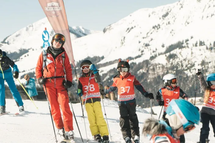 Skifahrer in Kirchberg mit Nummern und Skiausrüstung