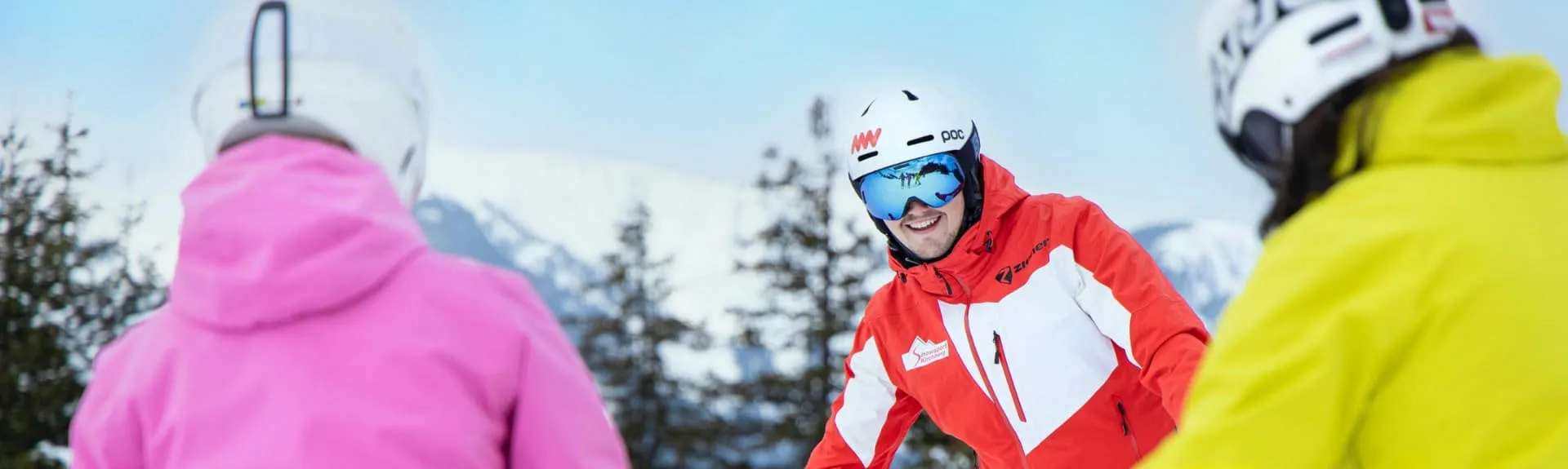 Skifahrer in Kirchberg mit Berglandschaft im Hintergrund